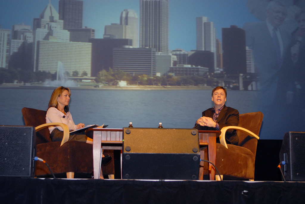 SportsTravel Associate Publisher Lisa Furfine and Emmy-winning broadcaster Bob Costas at TEAMS 2008