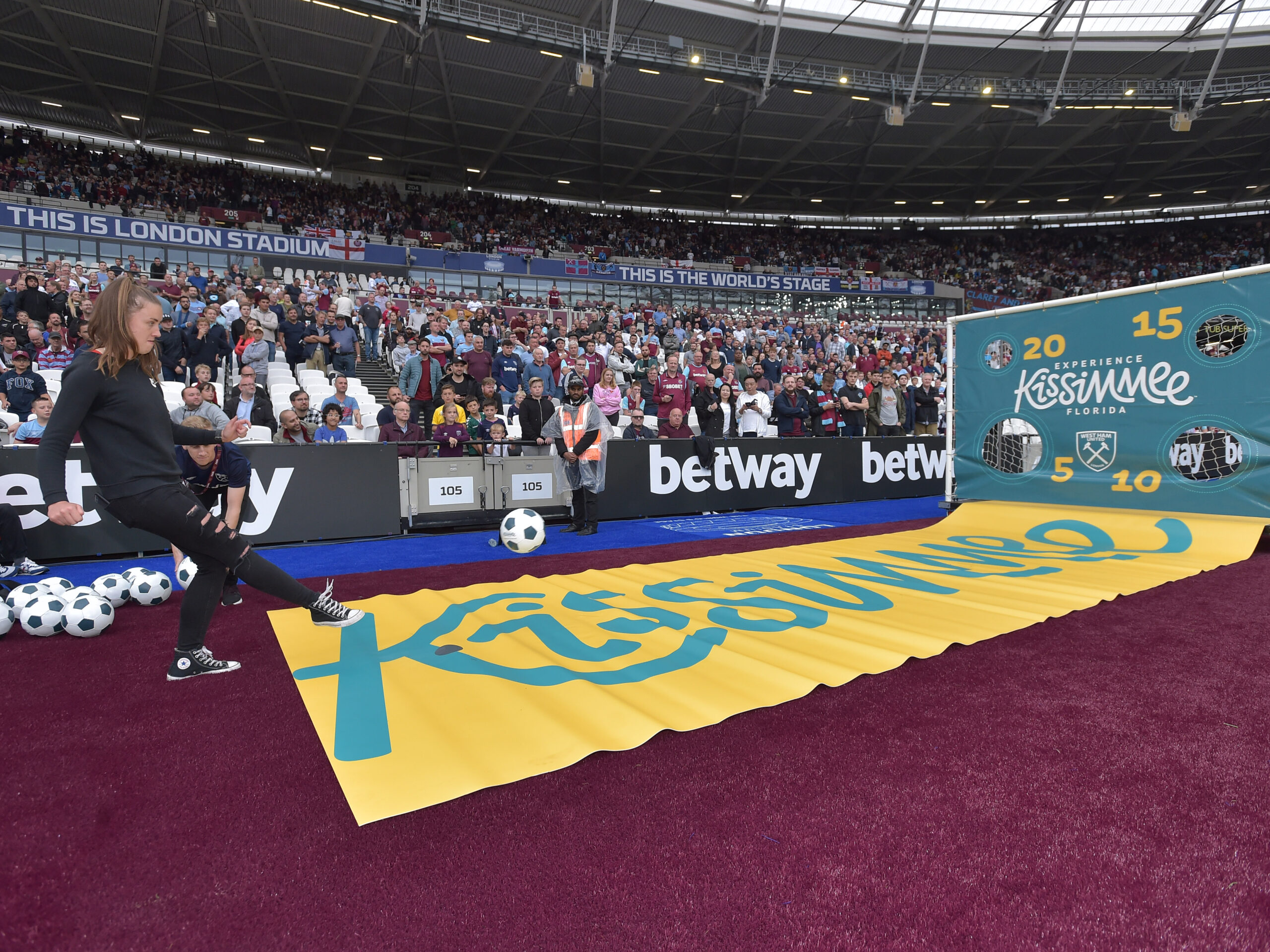 West Ham United Fc Authentic EPL Crest Flag : Sports & Outdoors