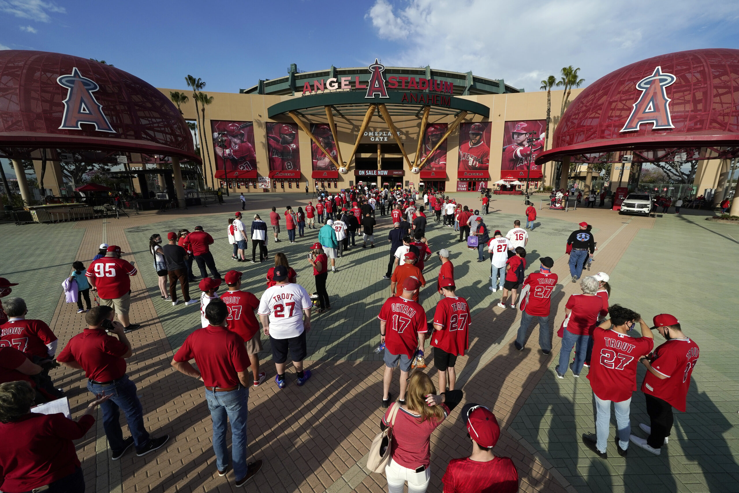 Texas Rangers Fans Fill Home Stadium to Capacity at Team's Home Opener