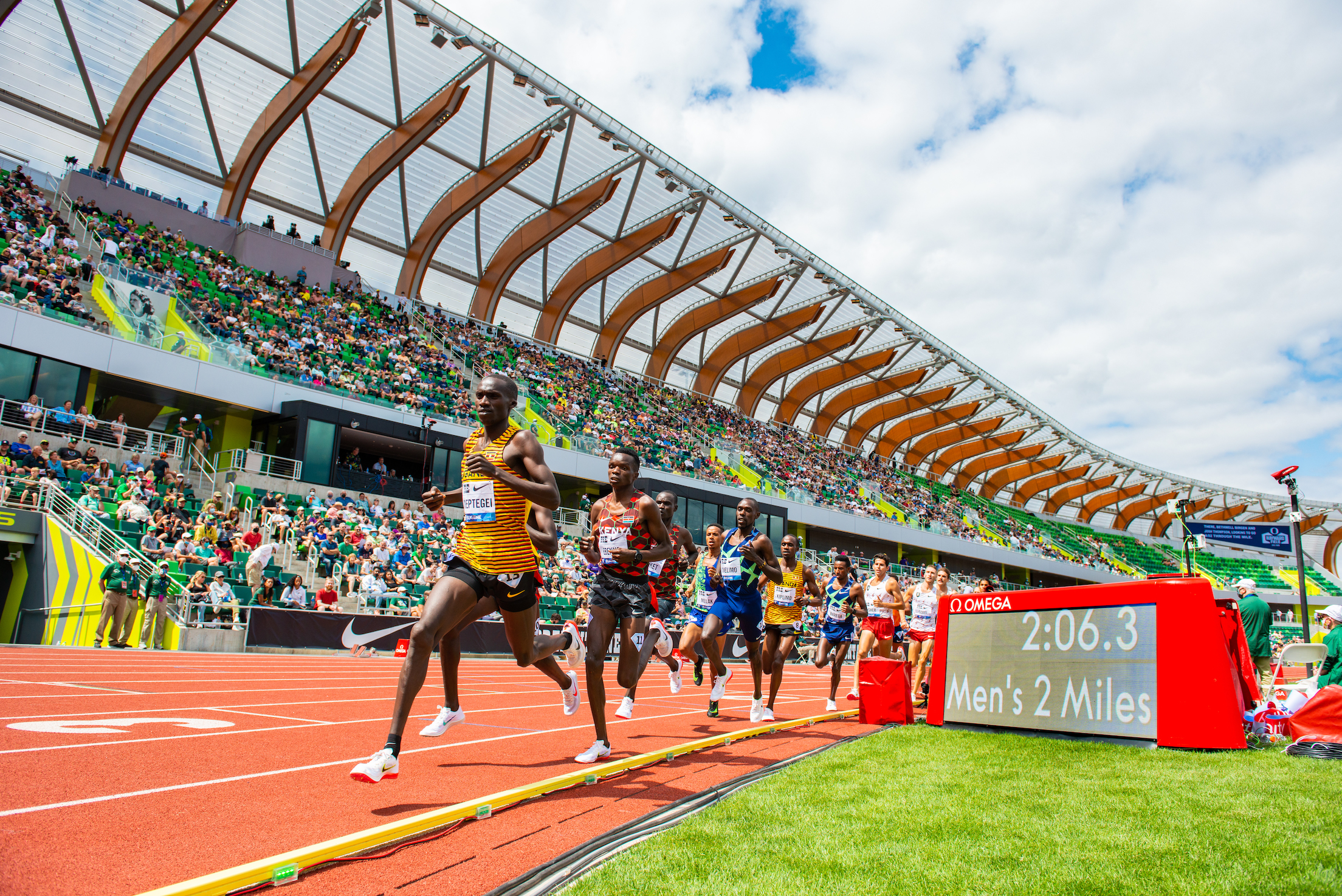 Joshua Cheptegei leading pack_cr. TrackTown